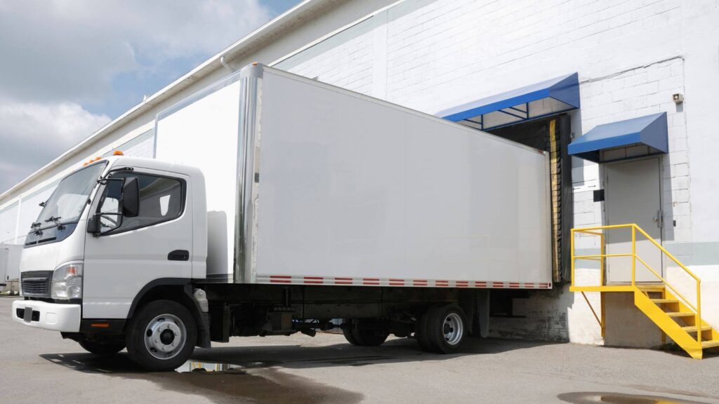 Straight truck dimensions and cargo capacity chart showing box length, inside height, width, pallet capacity, and load weight limits.